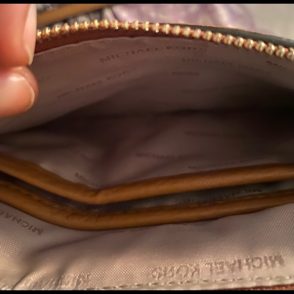 AUTHENTIC Michael Kors Cross Body Bag - Picture 6 of 7